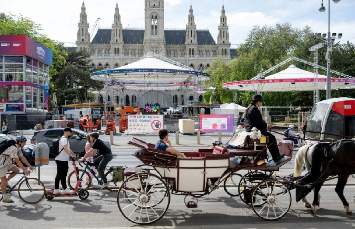 Travaux de préparation d'une zone réservée aux fans de l'Eurovision sur la place de l'Hôtel de Ville à Vienne, en Autriche, le 6 mai 2026