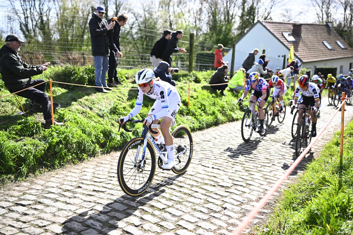 Demi Vollering setzt sech vun hirer Konkurrenz of