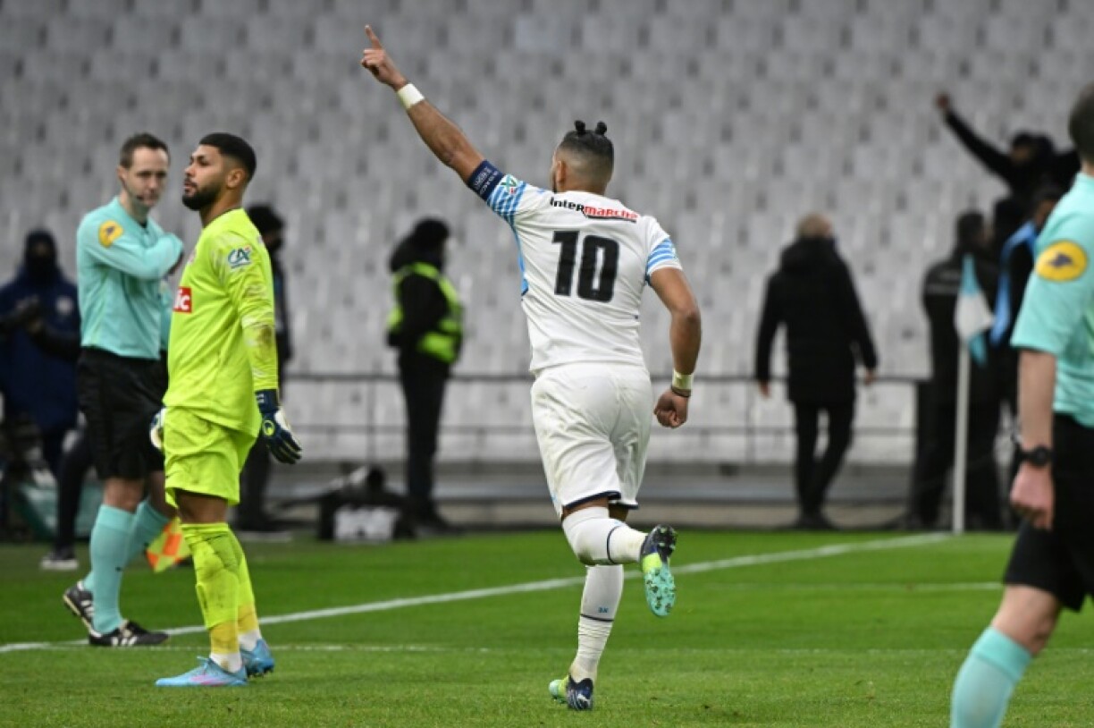 Le capitaine de Marseille Dimitri Payet vient de marquer le tir au but de la qualification au gardien de Montpellier Dimitry Bertaud (g) en 8e de finale de la Coupe de France, le 29 janvier 2022 au stade Vélodrome