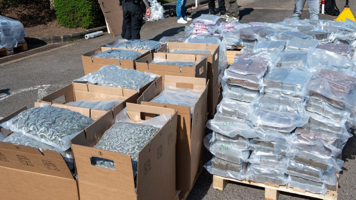 Uganks dëse Mount hat d'Douane iwwer eng Tonn Haschisch an 126 Kilogramm Kokain an engem Camion entdeckt.