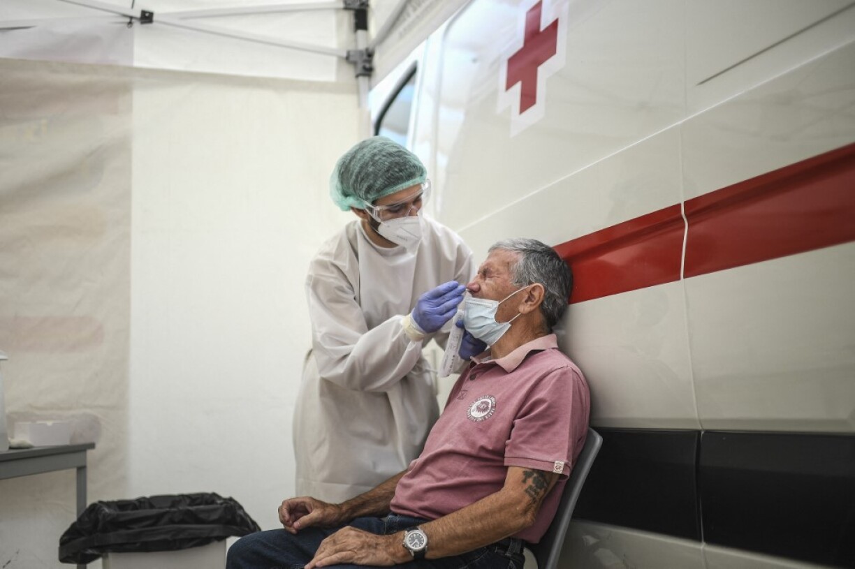 Un soignant en train de réaliser un test Covid à Lisbonne, au Portugal.