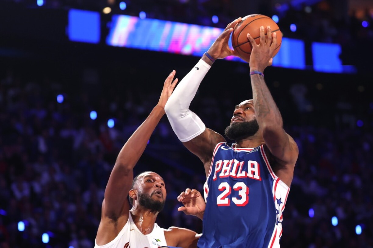 LeBron James tente un tir malgré la défense d'Evan Mobley lors de la victoire des 76ers contre les Cleveland Cavaliers, le 22 octobre 2026 à Philadelphie en NBA