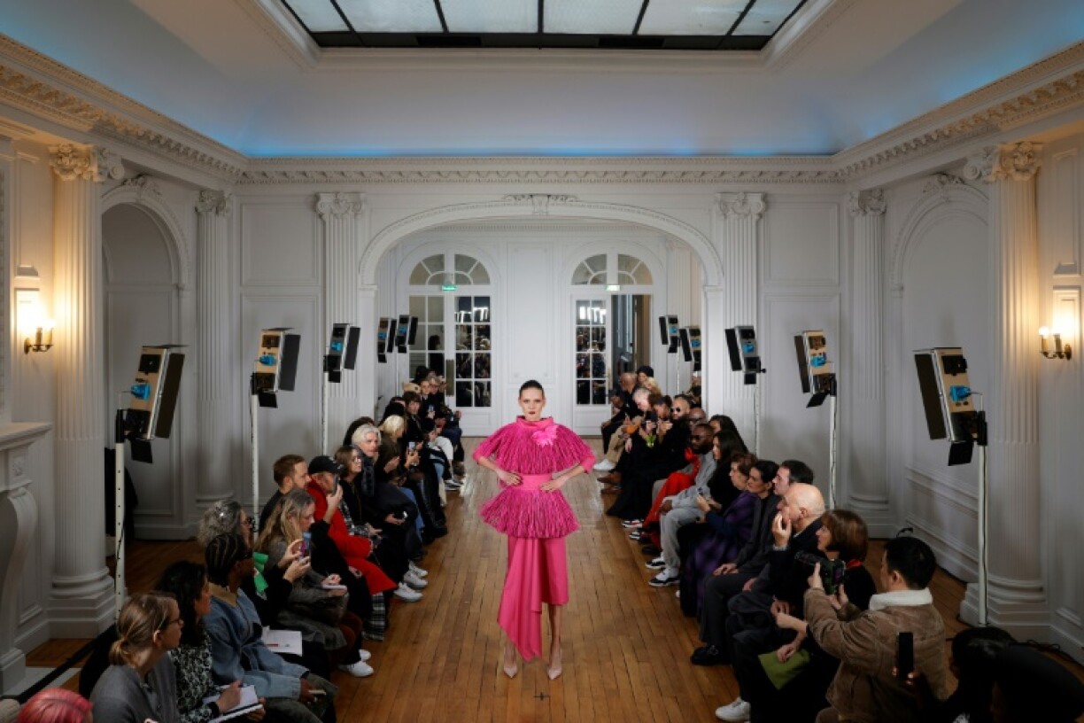 Un mannequin présente un modèle du designer Imane Ayissi lors du défilé haute couture à Paris, le 22 janvier 2024.