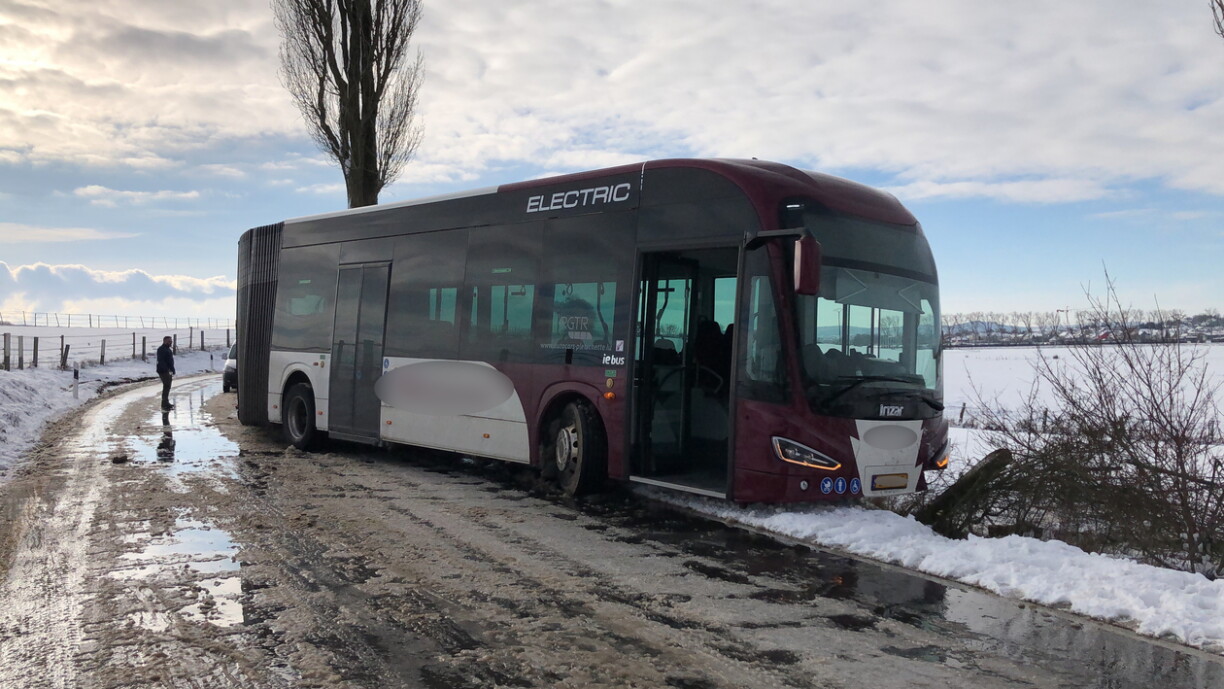 Un bus bloqué dans un ravin entre Roeser et Alzingen peu avant midi