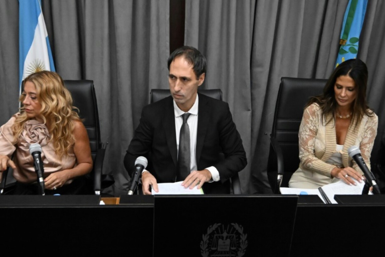 De gauche à droite: les juges Veronica Di Tommaso, Maximiliano Savarino et Julieta Makintach, le 11 mars 2025 au tribunal de San Isidro, dans la province de Buenos Aires
