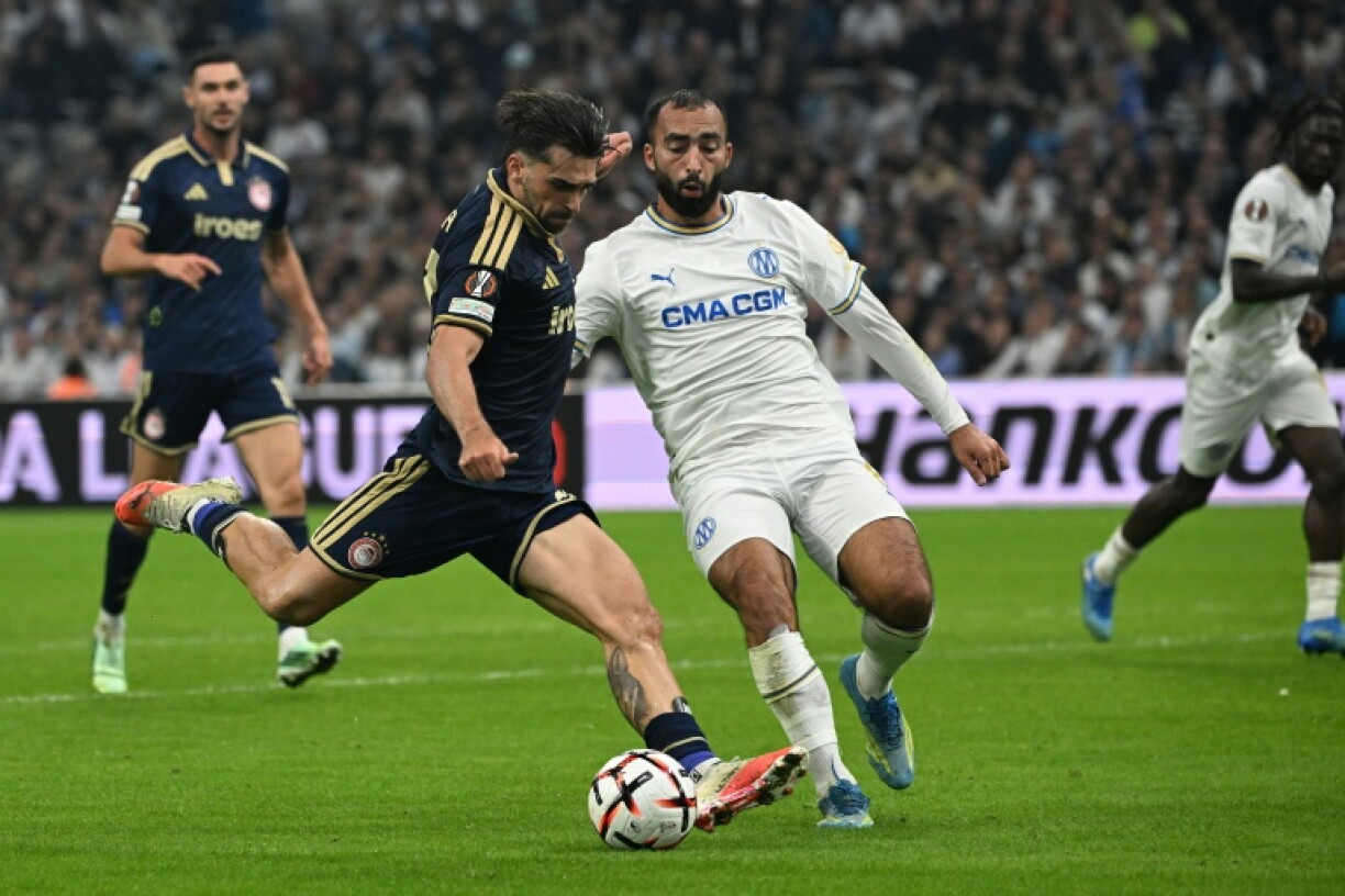 Le Marseillais Himad Abdelli (Centre droite) et Joao Silva de l'Olympiakos (C G) à la lutte lors de la défaite de l'OM 1-0 en Ligue Europa, le 15 octobre 2026 au stade Vélodrome