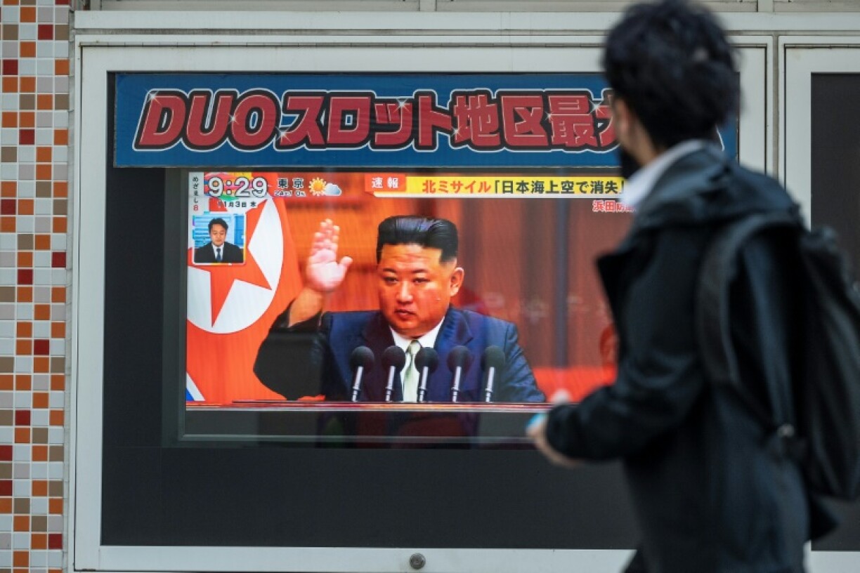 Le leader nord-coréen Kim Jong Un apparaît sur un écran de télévision dans une rue de Tokyo, le 3 novembre 2022