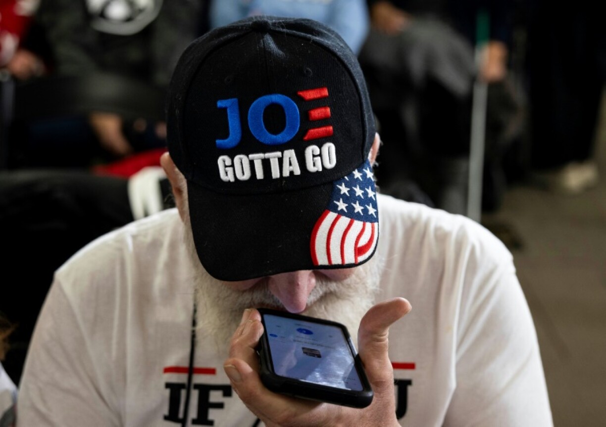 Un homme porte une casquette anti-Biden lors d'un meeting de l'ex-président et candidat républicain, Donald Trump, le 6 janvier 2024 dans l'Etat de l'Iowa