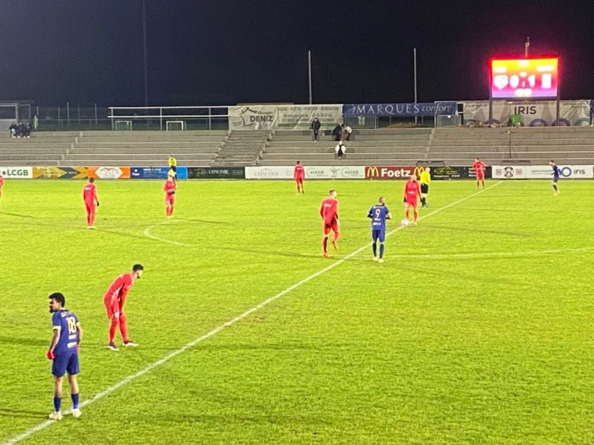 La tribune non couverte était presque déserte mais plus de 300 personnes étaient tout de même venues assister à la rencontre entre les deux promus.