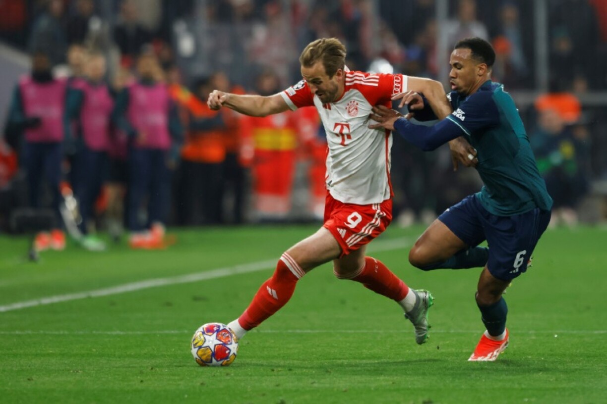 Harry Kane, atout maître du Bayern dans sa confrontation avec le Real, ici en quart de finale contre Arsenal, à la lutte avec le défenseur brésilien des Gunners Gabriel Magalhaes