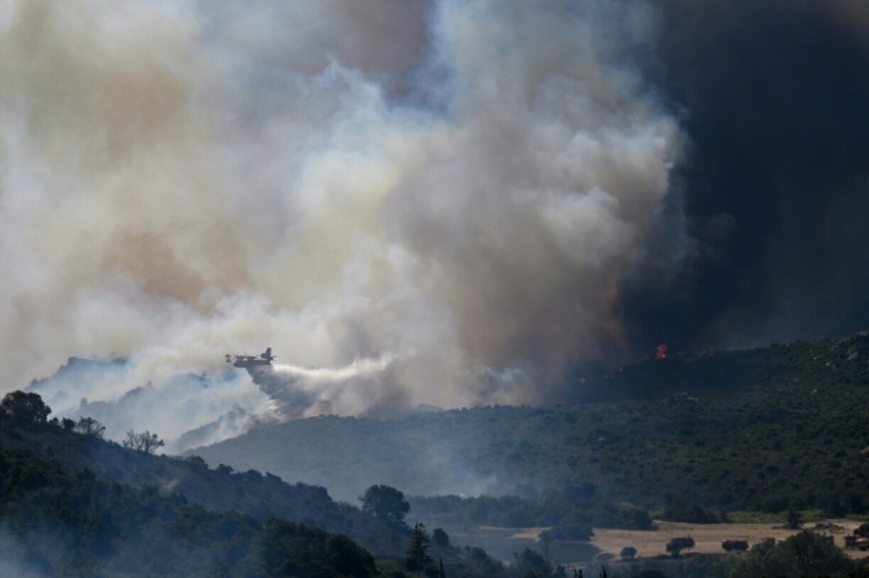 Un Canadair CL-415 de la Sécurité civile en action au-dessus d'un feu de forêt au col des Auzines, près de Trevillach, dans les Pyrénées-Orientales, le 5 juillet 2026