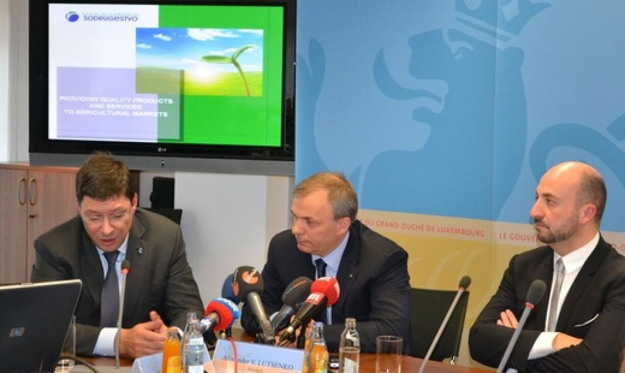 Image d'archive de l'annonce de l'arrivée du groupe au Luxembourg.