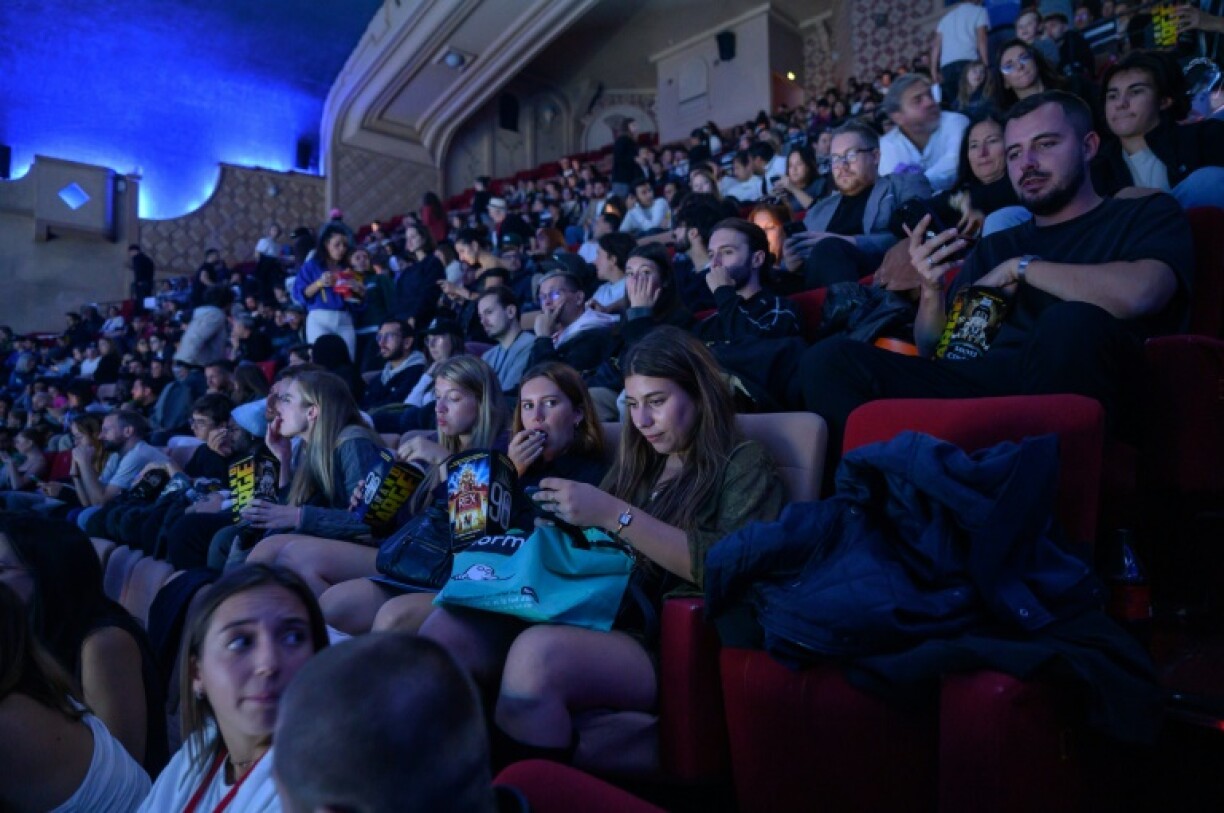 Des spectateurs assistent à l'avant-première du documentaire du YouTubeur Inoxtag intitul
