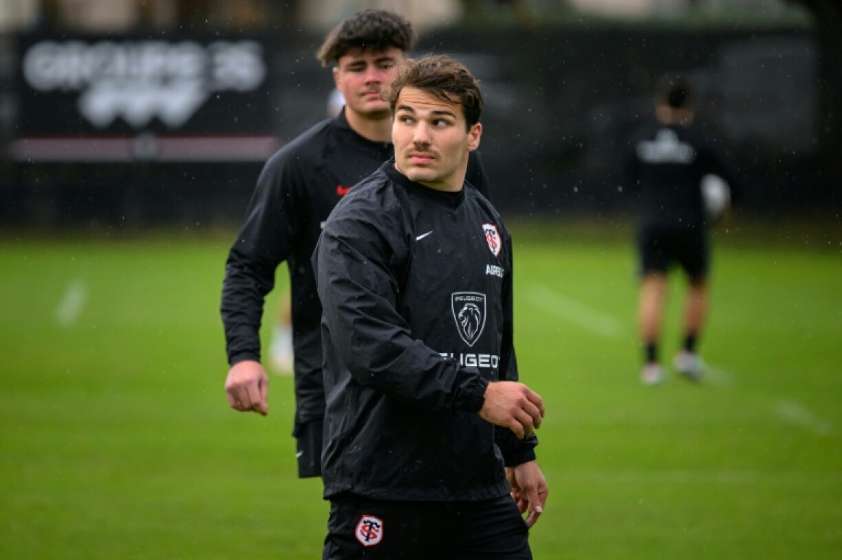 Antoine Dupont (C) joined Toulouse from Castres in 2017