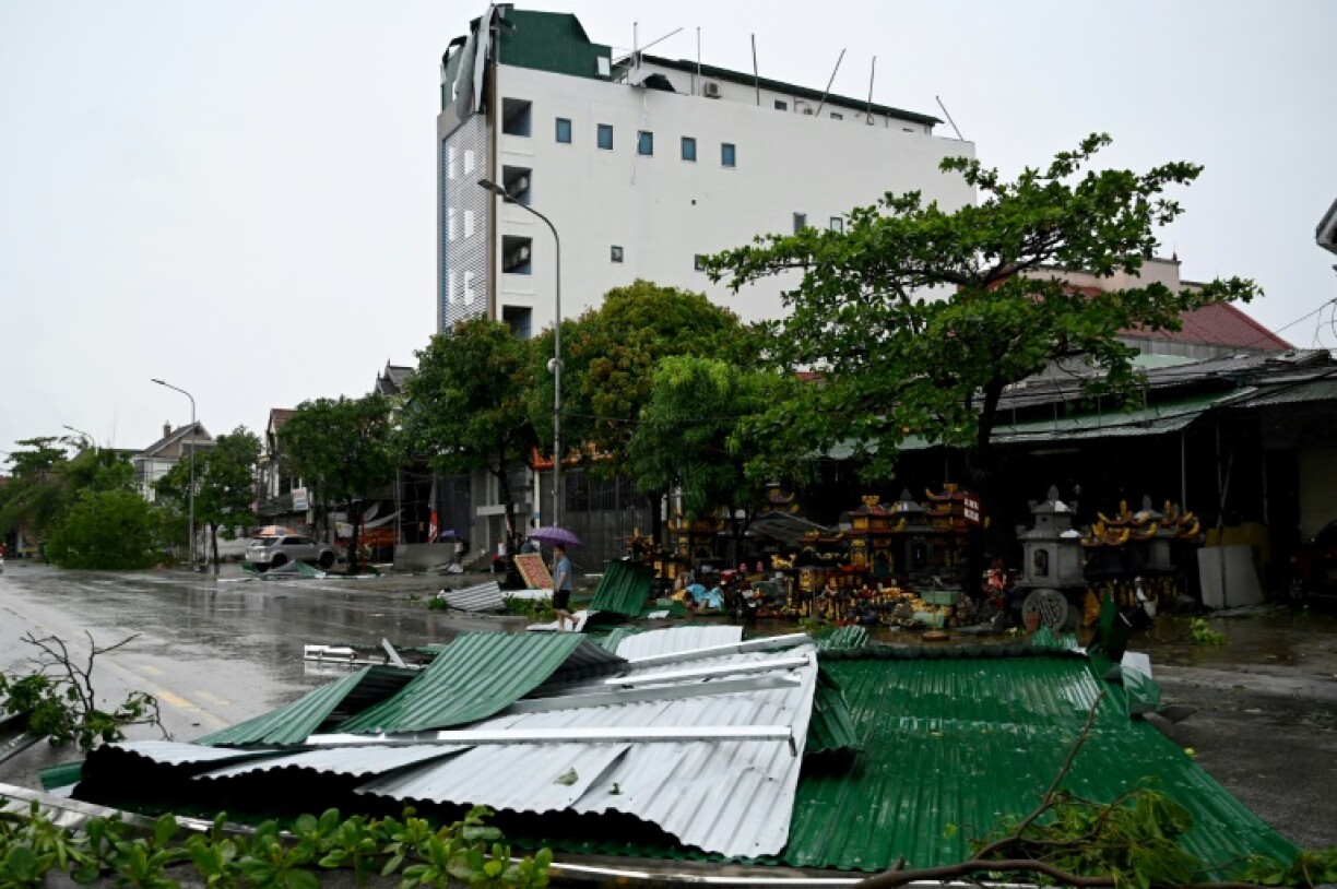 Un toit en tôle ondulée emporté lors du passage du typhon Kajiki à Vinh, dans la province de Nghe An, le 26 août 2025 au Vietnam