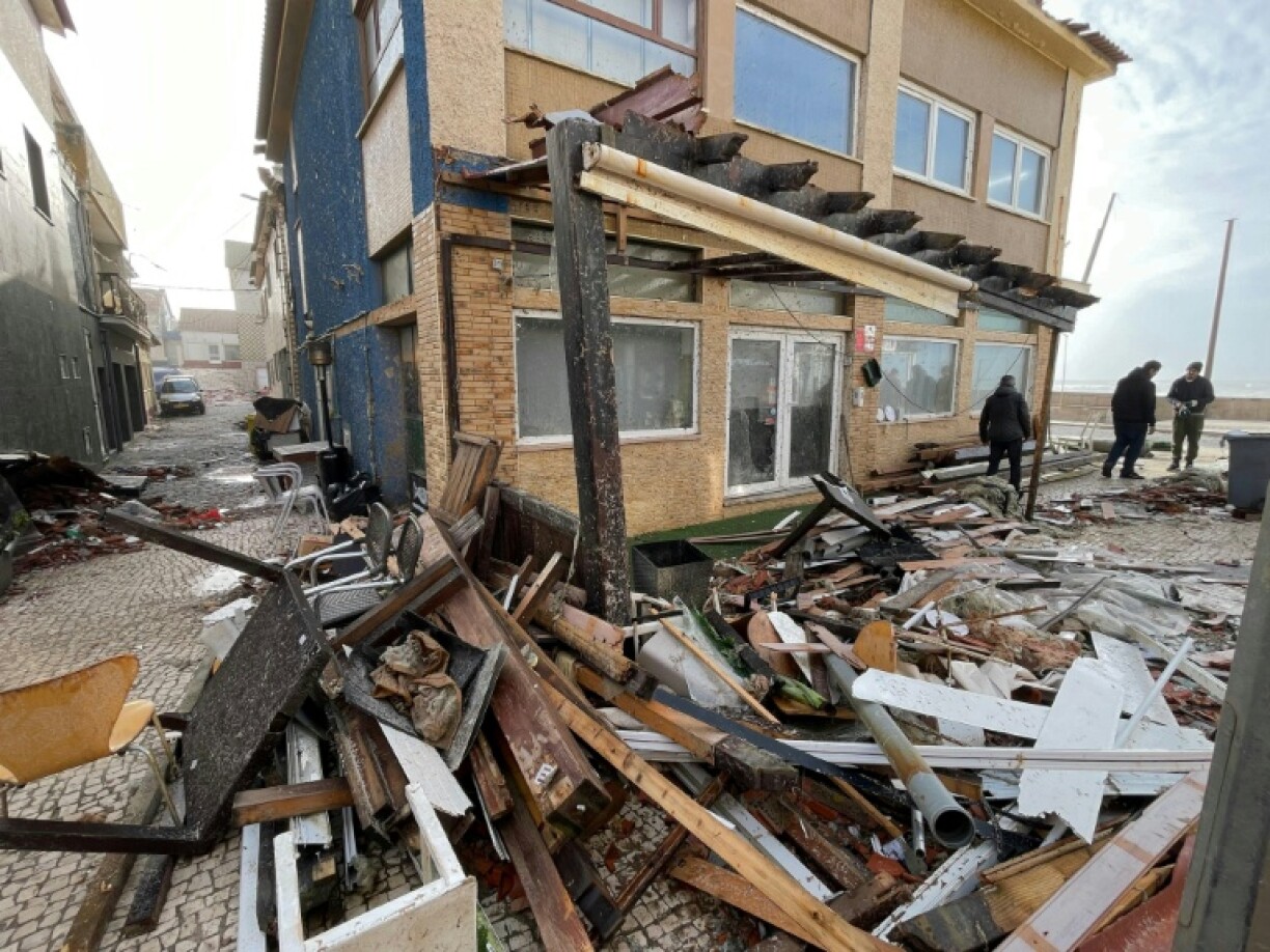 Des débris dans les rues à Praia da Vieira, après le passage de la tempête Kristin au Portugal, le 29 janvier 2026