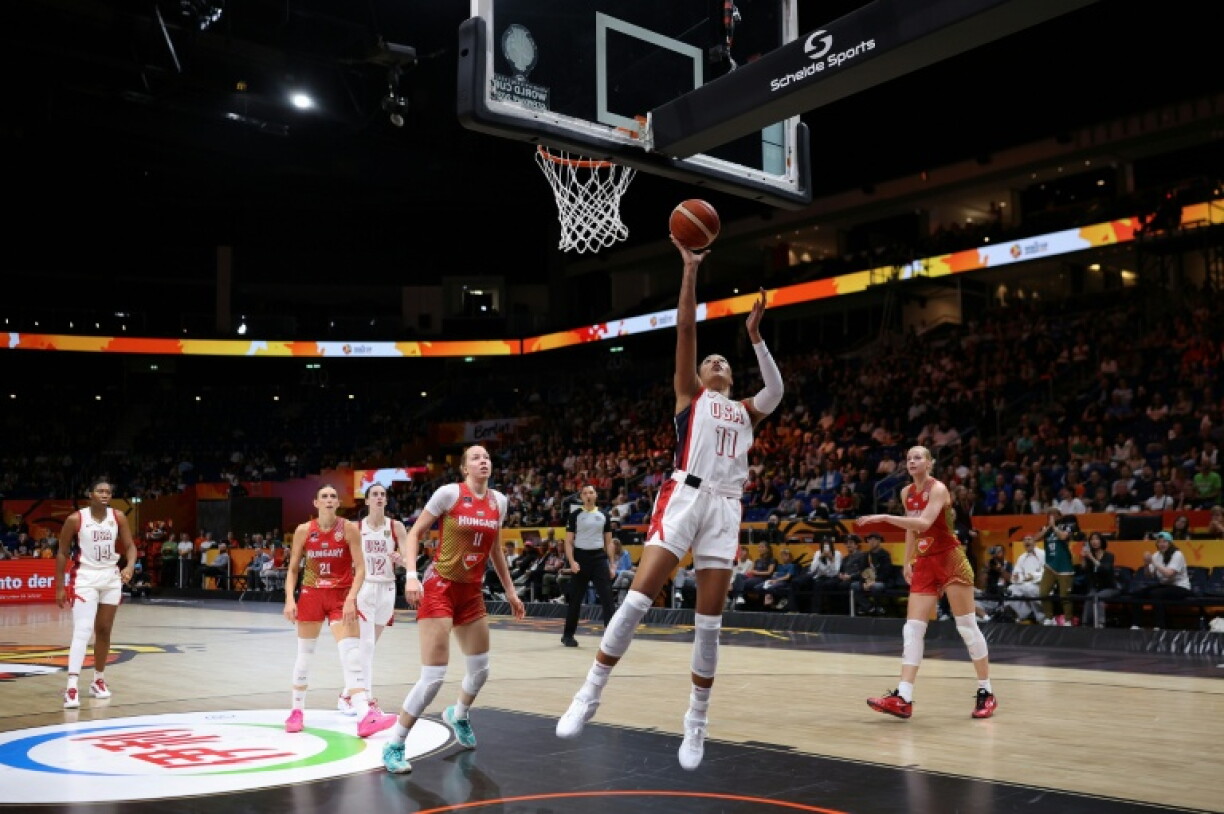 L'ailière américaine Napheesa Collier (centre) contre la Hongrie en quart de finale de la Coupe du monde féminine de basket-ball le 10 septembre 2026 à Berlin