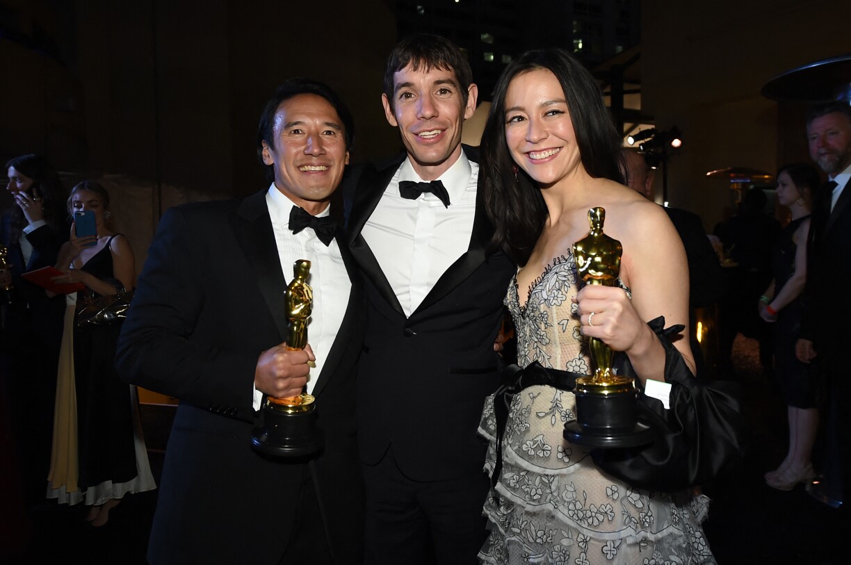 Den Alex Honnold bei enger Afterparty vun den Oscars am Joer 2019, zesumme mat de Produzente vum Documentaire "Free Solo", den Jimmy Chin (lénks) an d'Elizabeth Chai Vasarhelyi (riets).