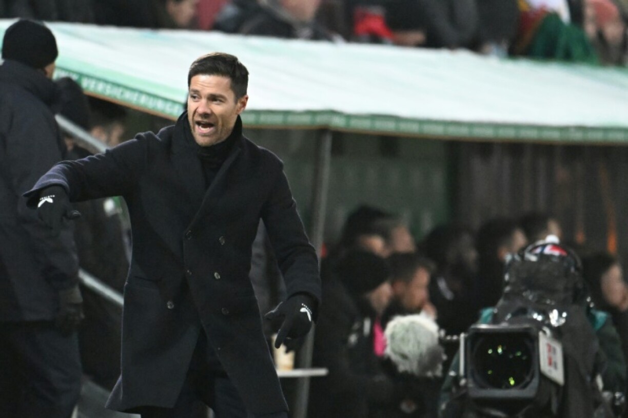 L'entraîneur espagnol du Bayer Leverkusen Xabi Alonso lors du match à Augsbourg, le 13 janvier 2024