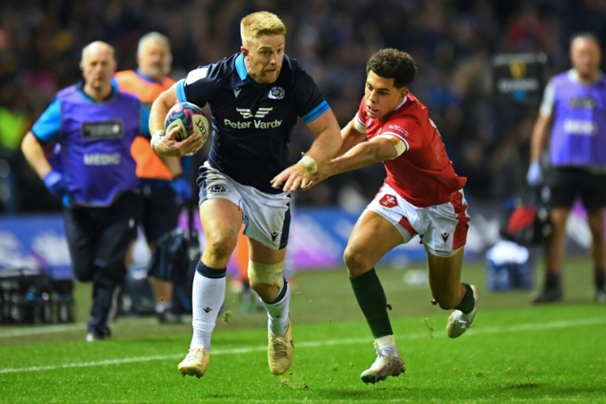 L'ailier écossais Kyle Steyn (g) déborde l'ailier gallois Rio Dyer, le 11 février 2023 à Edimbourg