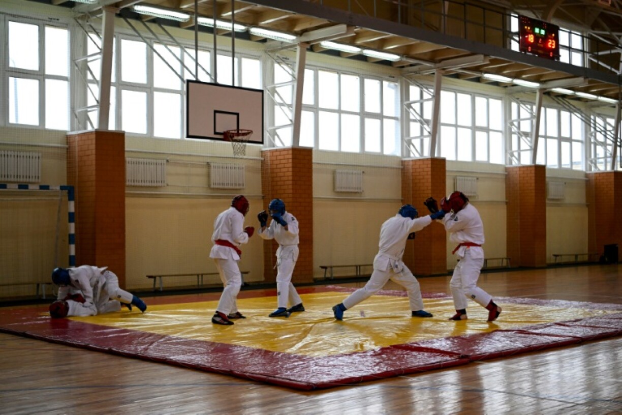 Des parachutistes de l'armée bélarusse pratiquent des arts martiaux sur un terrain d'entraînement de la ville de Brest au Bélarusse, le 13 février 2023