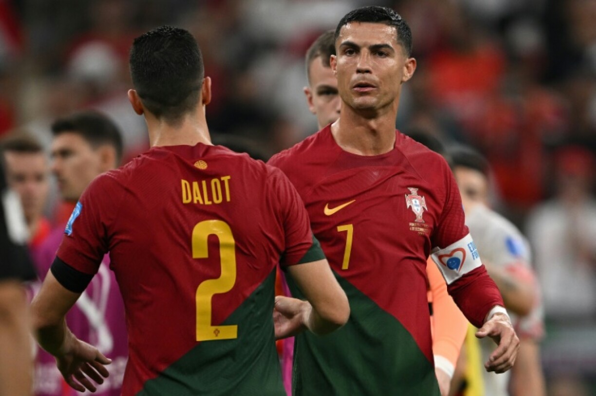Cristiano Ronaldo avec Diogo Dalot après la victoire du Portugal sur la Suisse à Lusail, au nord de Doha, le 6 décembre 2022