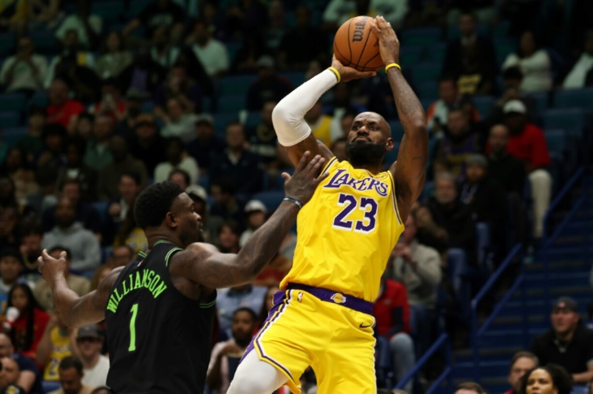 LeBron James tente un tir devant Zion Williamson lors de la victoire des Los Angeles Lakers contre les New Orleans Pelicans, à la Nouvelle-Orléans, le 6 janvier 2026