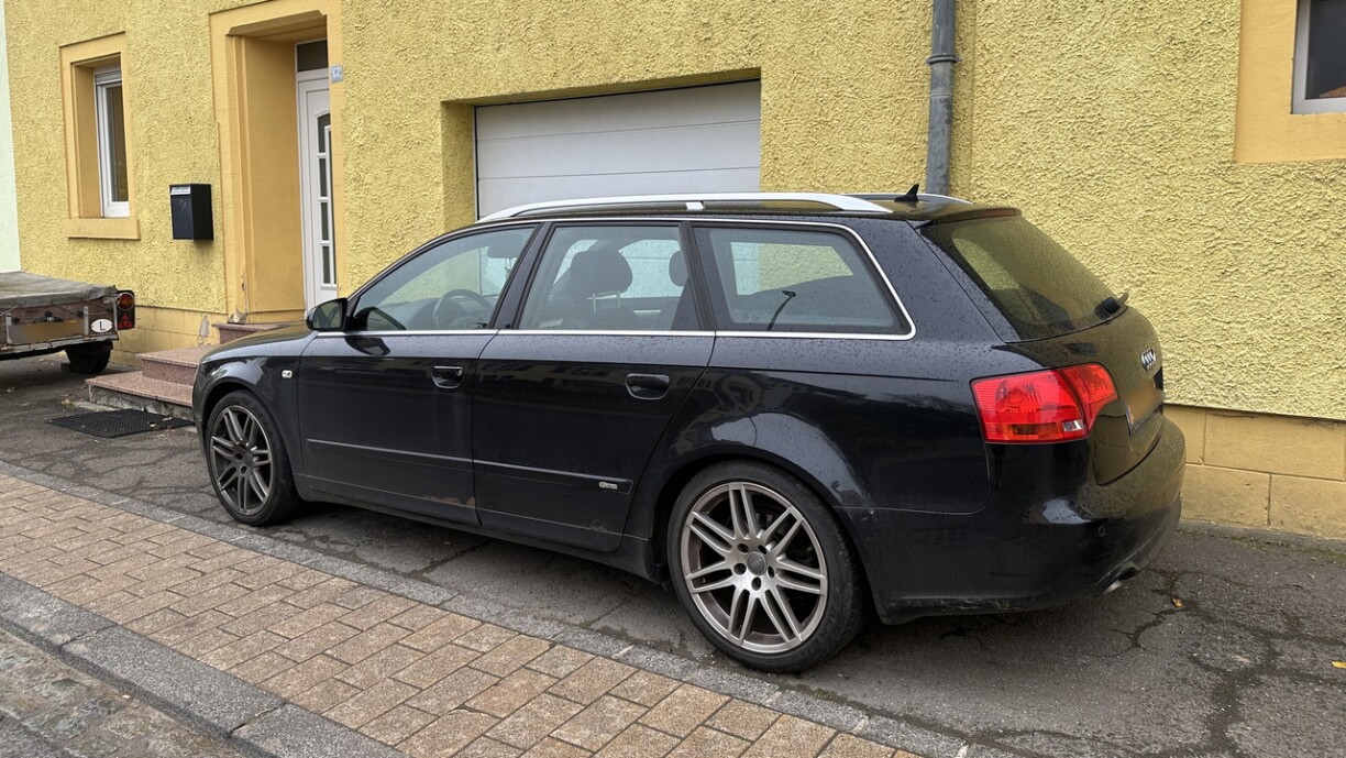 Il vaut mieux que la voiture stationnée ici appartienne au propriétaire du garage, sinon elle risque une contravention !