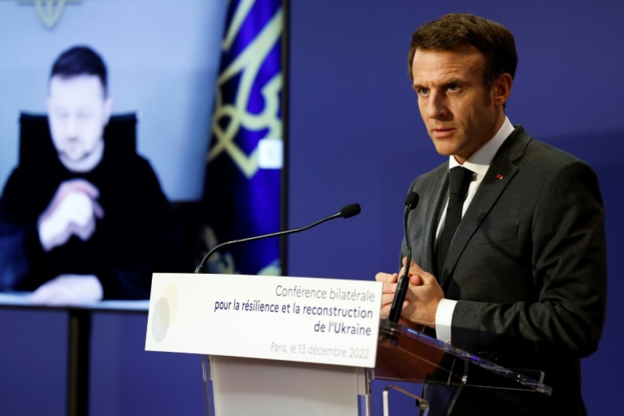 Le président français Emmanuel Macron (d) et le président ukrainien Volodymyr Zelensky en visioconférence, lors e la conférence internationale de soutien à l'Ukraine, le 13 décembre 2022 à Paris