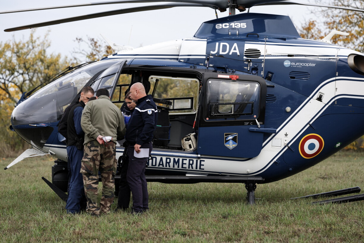 Des gendarmes français se tiennent aux côtés d’un hélicoptère alors qu’ils participent à une opération de secours visant à retrouver un avion de chasse Mirage 2000D, qui s’est écrasé lors d’un vol d’entraînement à Rogeville, dans le nord-est de la France, le 21 octobre 2026.