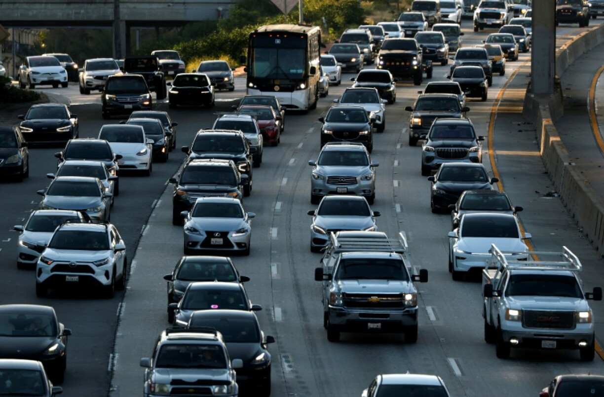 Circulation dense sur l'autoroute 101, le 26 mars 2026 à Los Angeles, en Californie