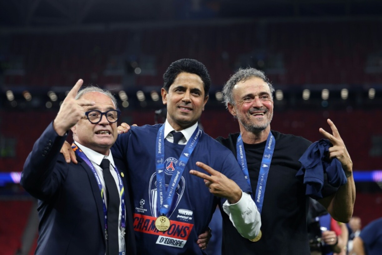 Les trois têtes de l'éxécutif parisien: le président Nasser al-Khelaïfi (C), entouré du coach Luis Enrique et du conseiller football Luis Campos après le saacre du PSG en Ligue des champions à Budapest, le 30 mai 2026