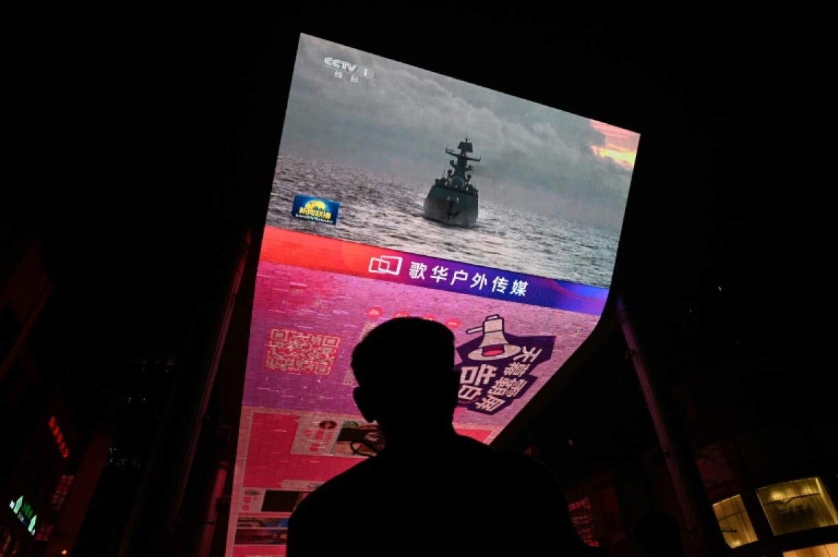 Un écran géant, à l'extérieur d'un centre commercial à Pékin, diffuse des images d'information sur des exercices militaires chinois autour de Taïwan, le 14 octobre 2024