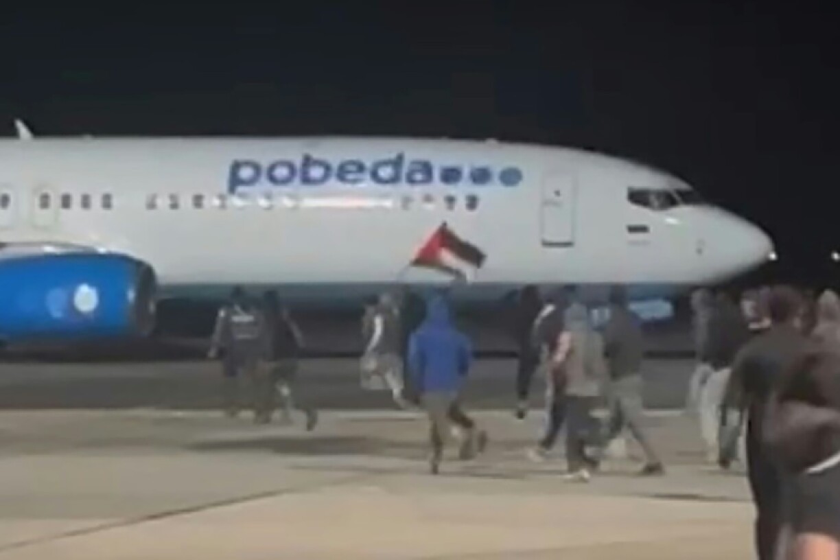 Sur cette capture d'écran d'une vidéo publiée sur la chaîne Telegram de @askrasul le 29 octobre 2023, des manifestants se trouvent sur l'aire de stationnement de l'aéroport de Makhatchkala, en Russie