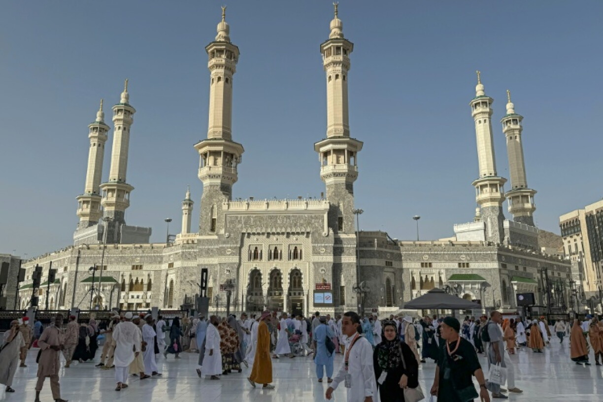 Des fidèles musulmans déambulent dans le complexe de la Grande Mosquée de La Mecque, le 22 mai 2026 en Arabie saoudite, avant le pèlerinage annuel du Hajj