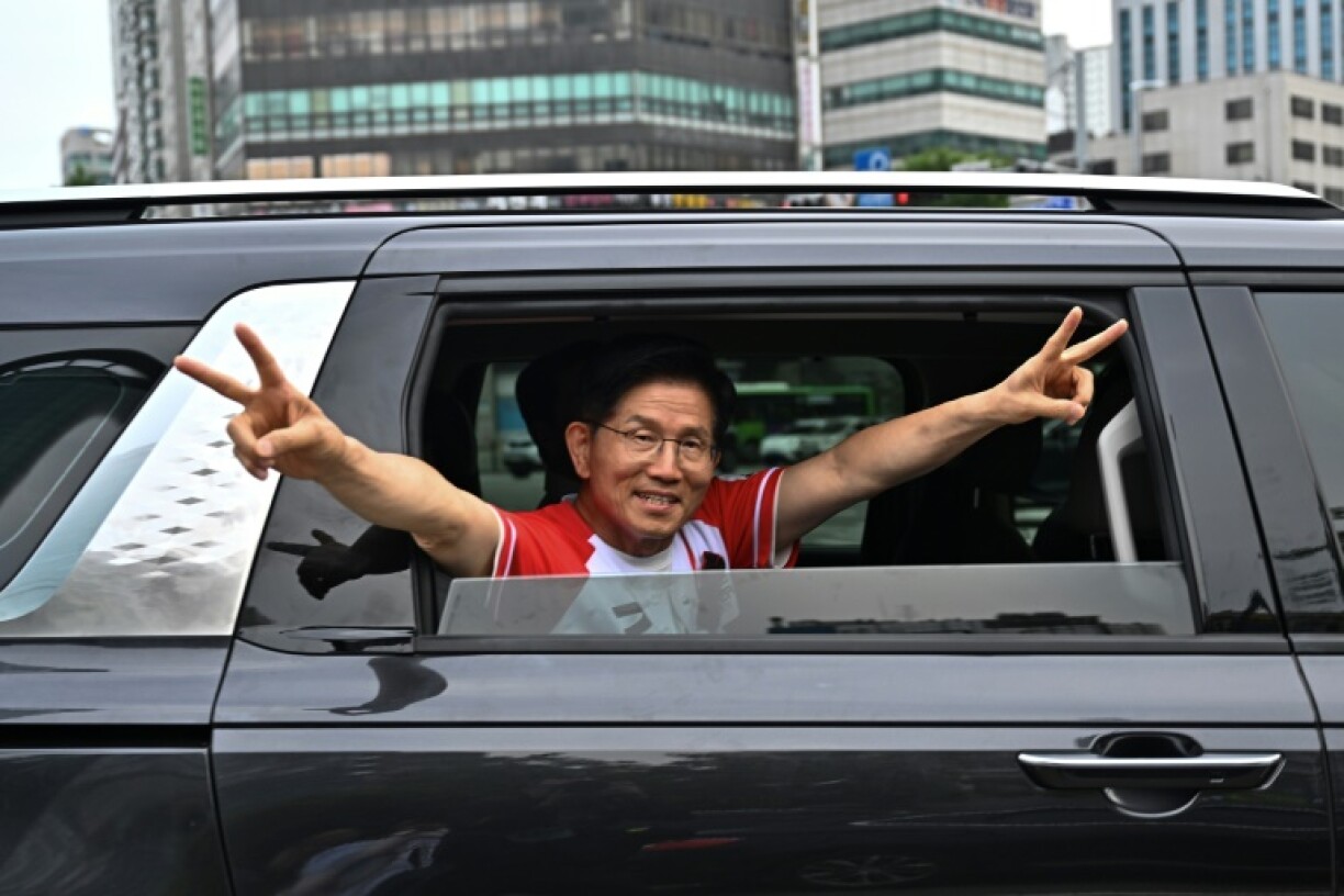 Kim Moon-soo, the presidential candidate for South Korea's conservative People Power Party, gestures as he leaves an election campaign event ahead of the upcoming June 3 presidential election in Seoul on June 1, 2025.