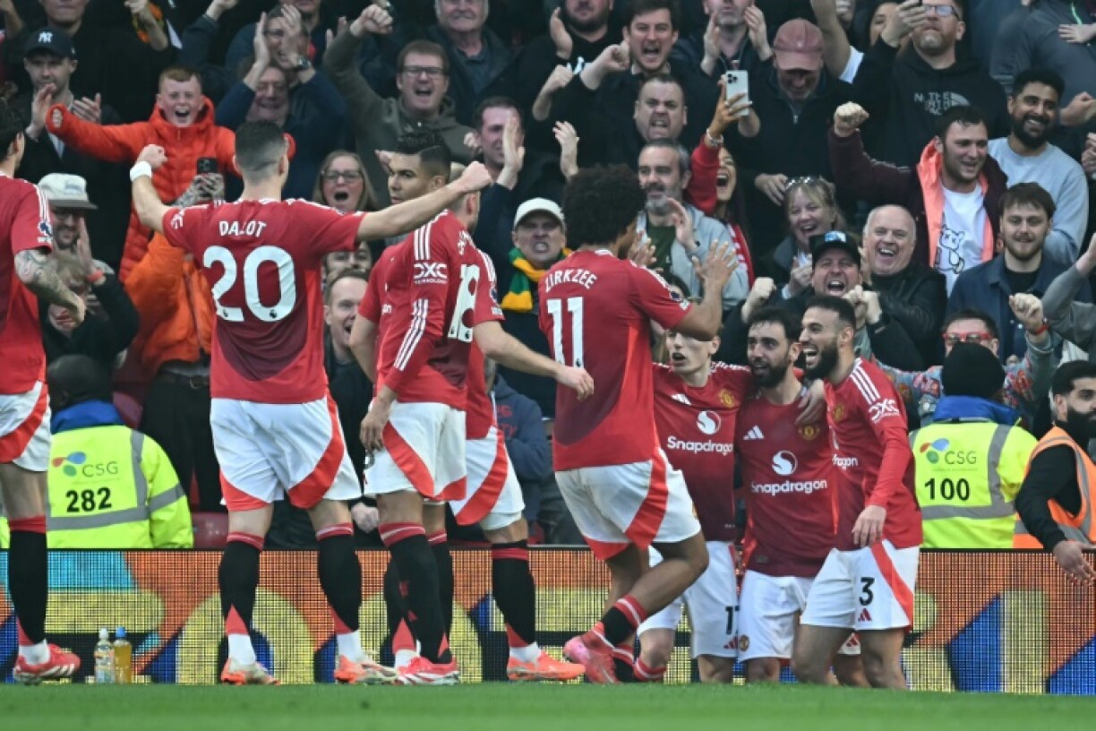 Manchester United's Bruno Fernandes (2R) celebrates after scoring against Arsenal