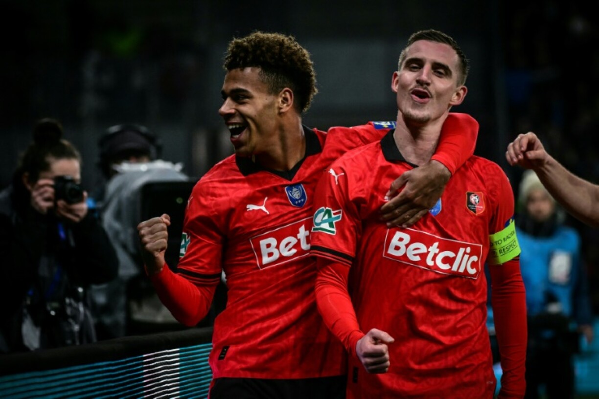 Les Rennais Désiré Doué (g) et Benjamin Bourgigeaud contre Le Puy en quart de finale de Coupe de France, le 29 février 2024 à Saint-Etienne