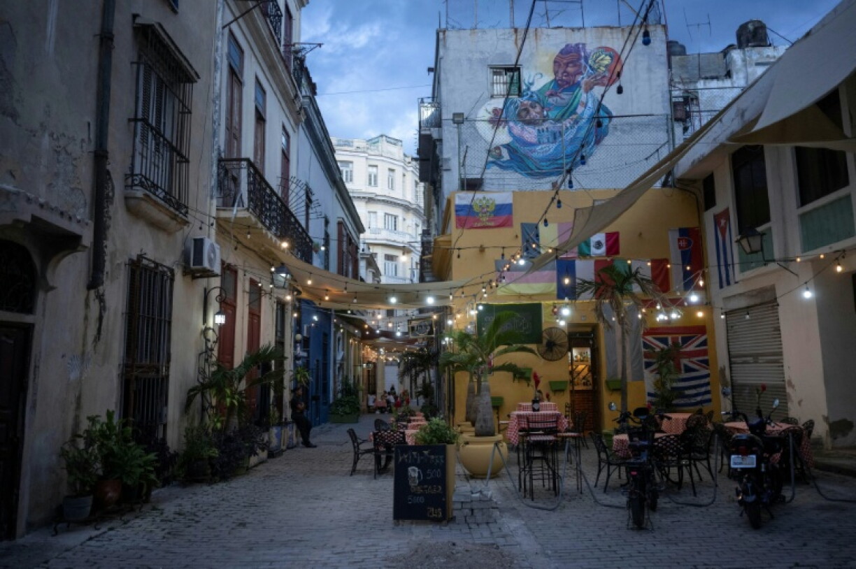 Des tables vides dans un restaurant de la Vieille Havane face au manque de touristes, le 9 juin 2026
