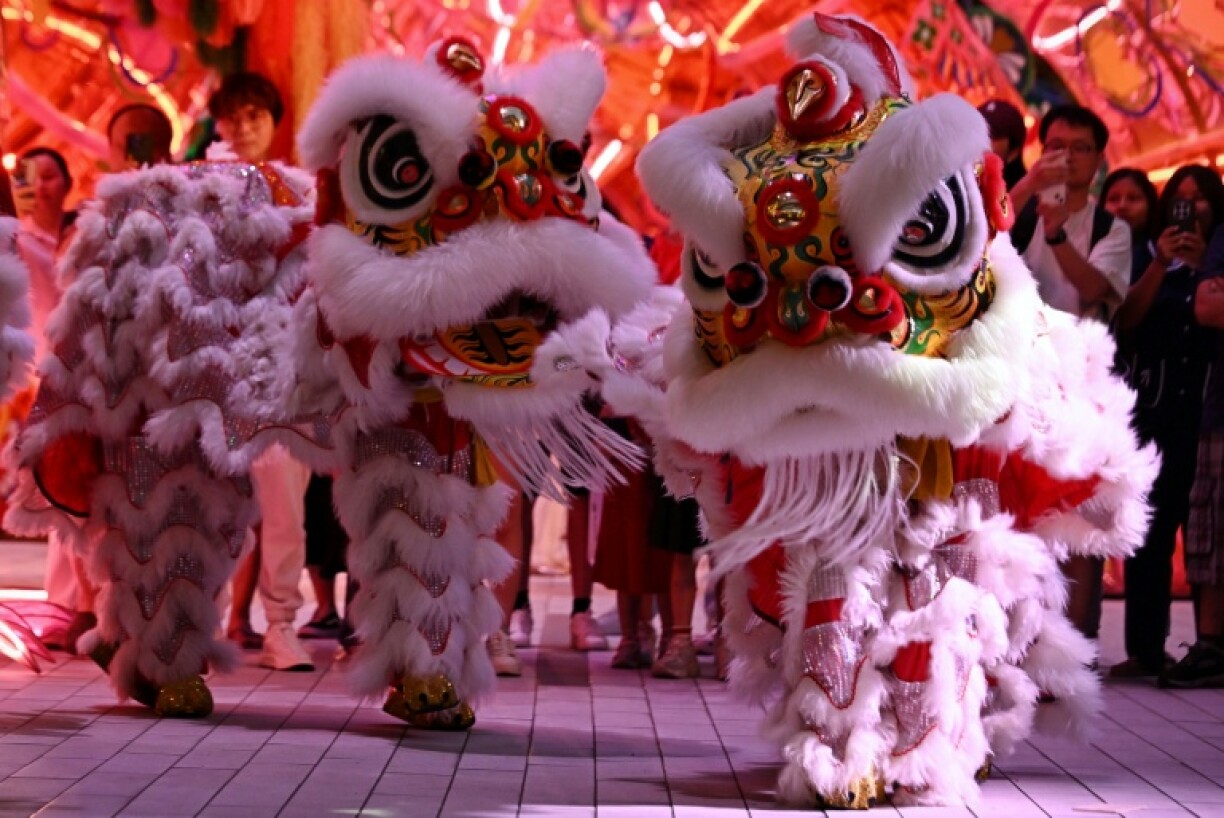 La "danse du lion" devant le centre commercial Emsphere le premier jour du Nouvel An lunaire du Cheval, à Bangkok, le 17 février 2026