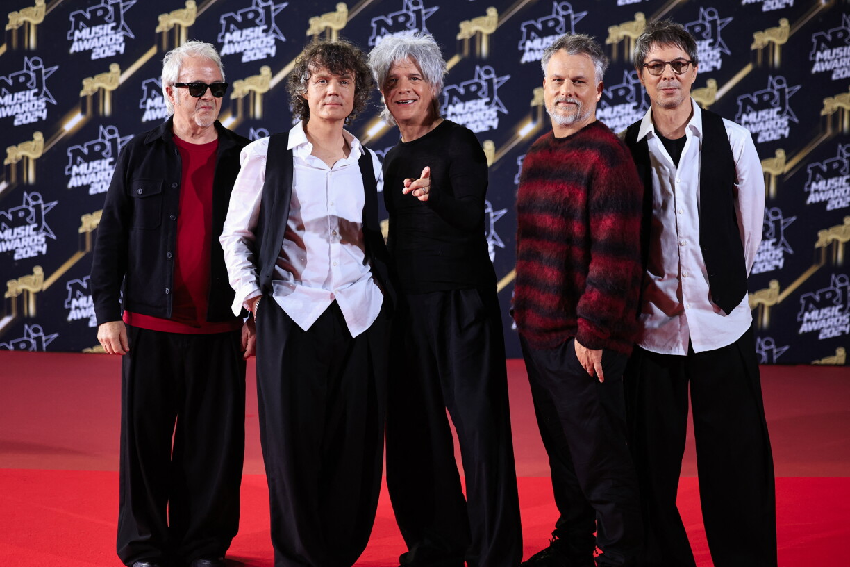 Marc Eliard, Olivier Gérard, Nicolas Sirkis et Dimitri Bodianski, du groupe « Indochine », assistent à la 26e cérémonie des NRJ Music Awards au Palais des Festivals, le 1er novembre 2024 à Cannes.