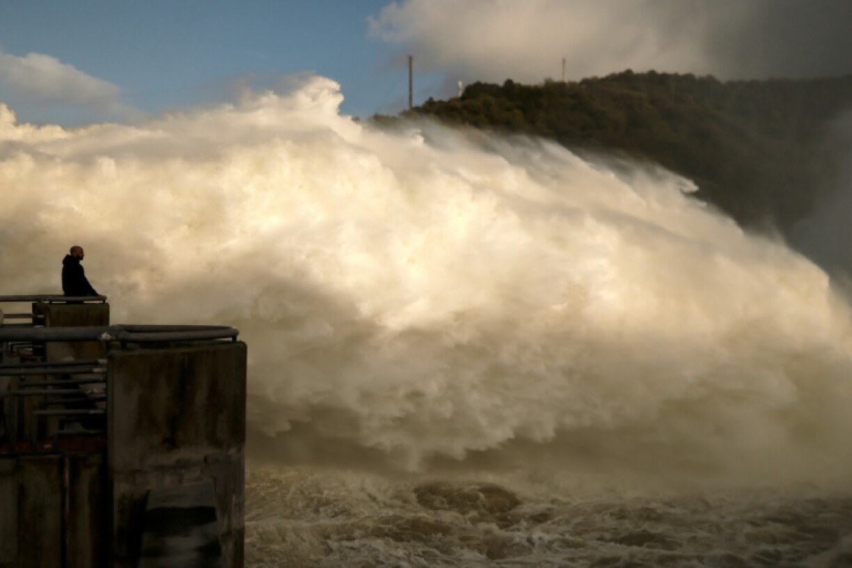 Le barrage d'Alqueva déverse des eaux à Moura, dans région de l'Alentejo, le 5 février 2026 au Portugal