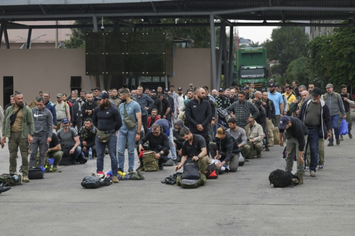 More than 280 Romanians fighting alongside Congolese forces have surrendered to M23 in the Rwandan border town of Gisenyi, accoring to Rwanda's army