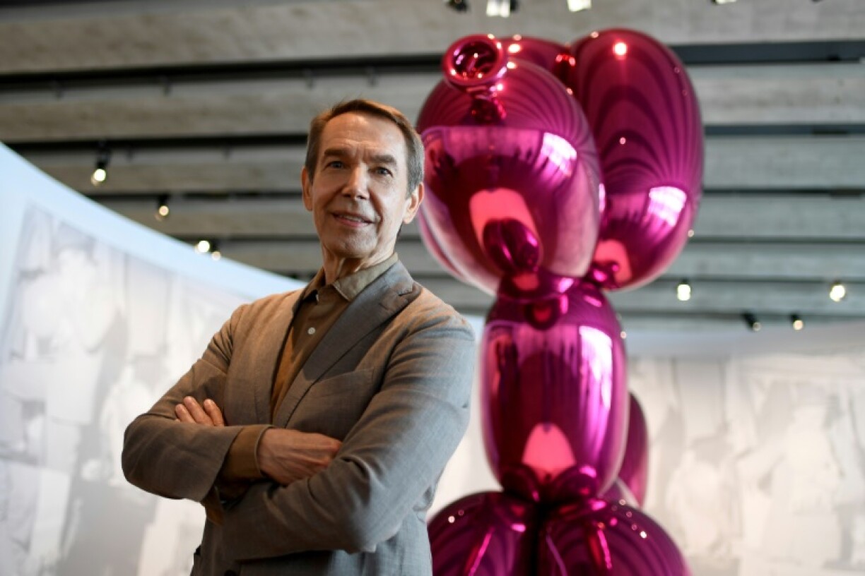 L'artiste américain Jeff Koons devant son œuvre intitulée