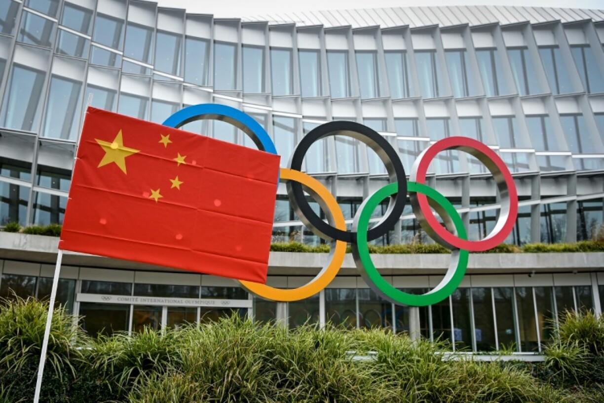Un drapeau chinois accroché aux côtés des anneaux olympiques, devant le siège du Comité international olympique (CIO) à Lausanne, le 3 février 2021