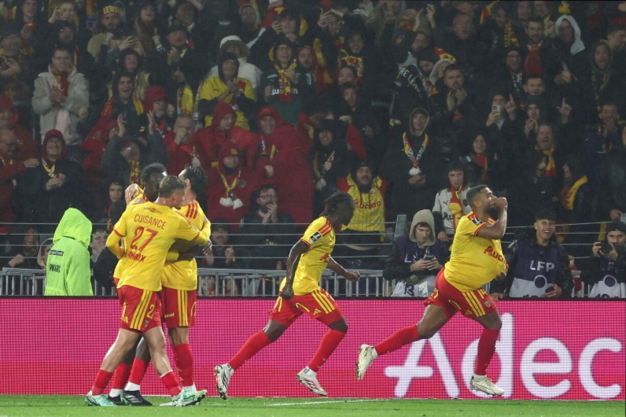 La joie des joueurs du RC Lens sur le but de Matthieu Udol (à droite) lors du succès 2-1 contre Lyon au stade Bollaert, le 9 octobre 2026