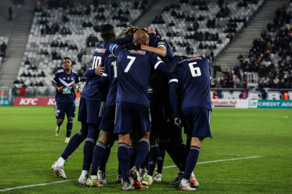 Les joueurs de Bordeaux opposés aux amateurs de l'AS Jumeaux de Mzouazia en Coupe de France au Matmut Atlantique, le 19 décembre 2021
