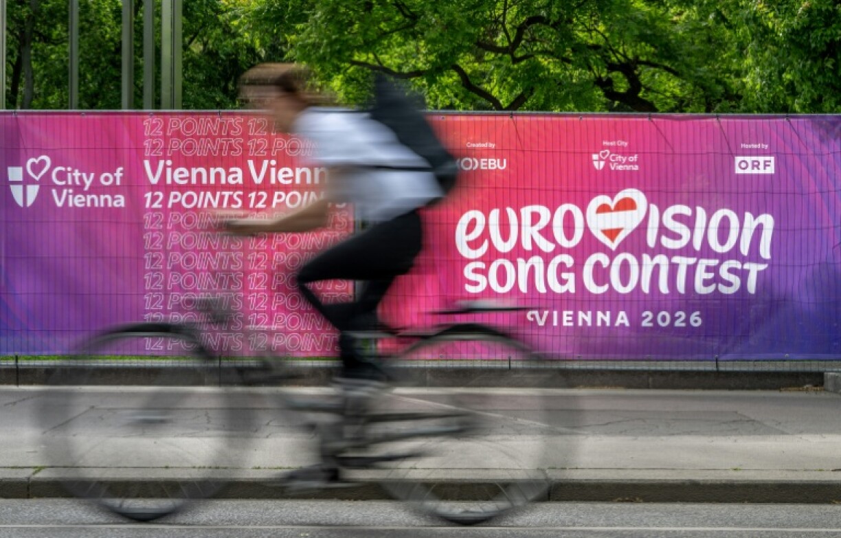 Un cycliste passe devant une zone réservée aux fans de l'Eurovision à Vienne, en Autriche, le 6 mai 2026