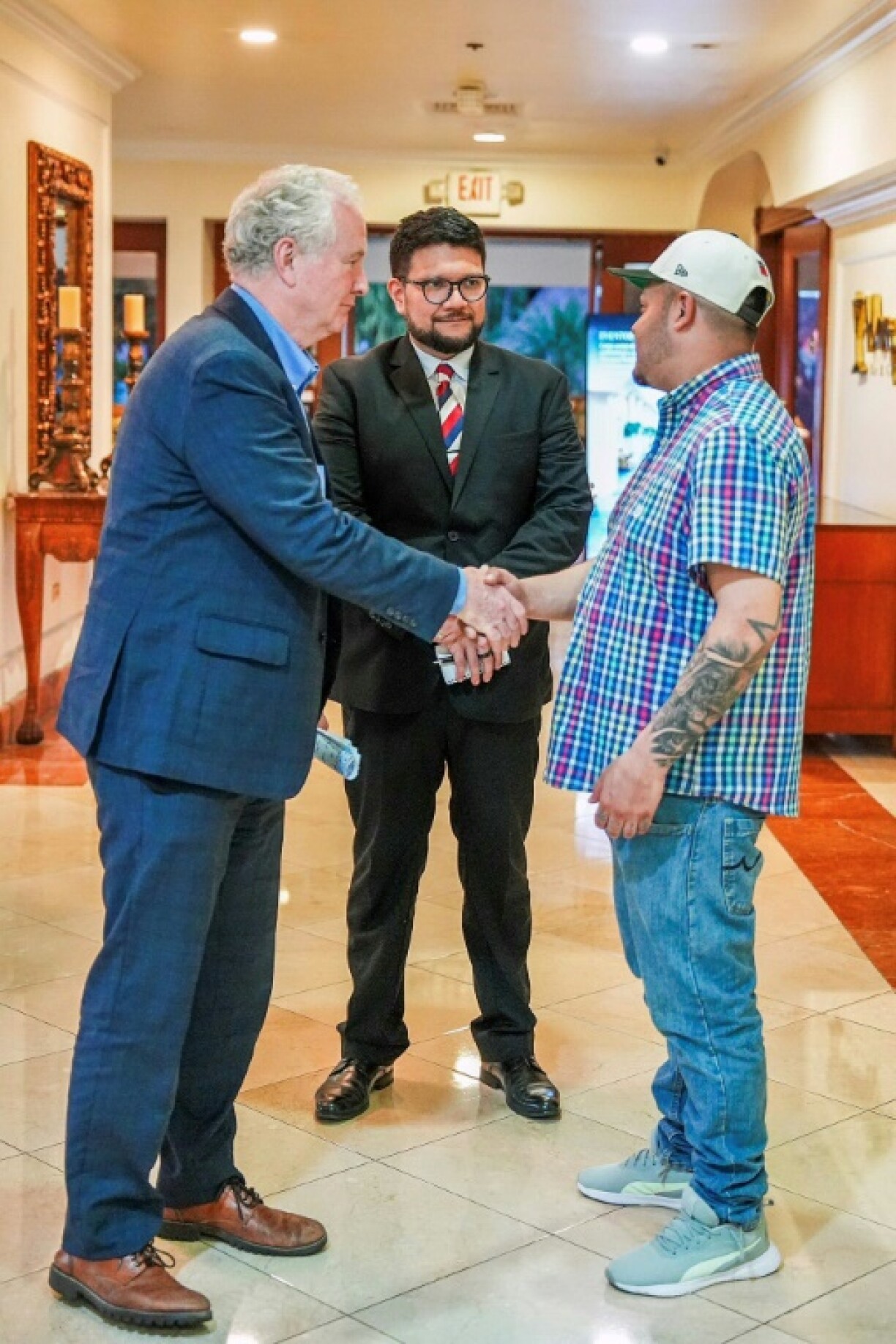 US Senator Chris Van Hollen (L) shakes hands with Salvadoran migrant Kilmar Abrego Garcia (R) on April 17, 2025
