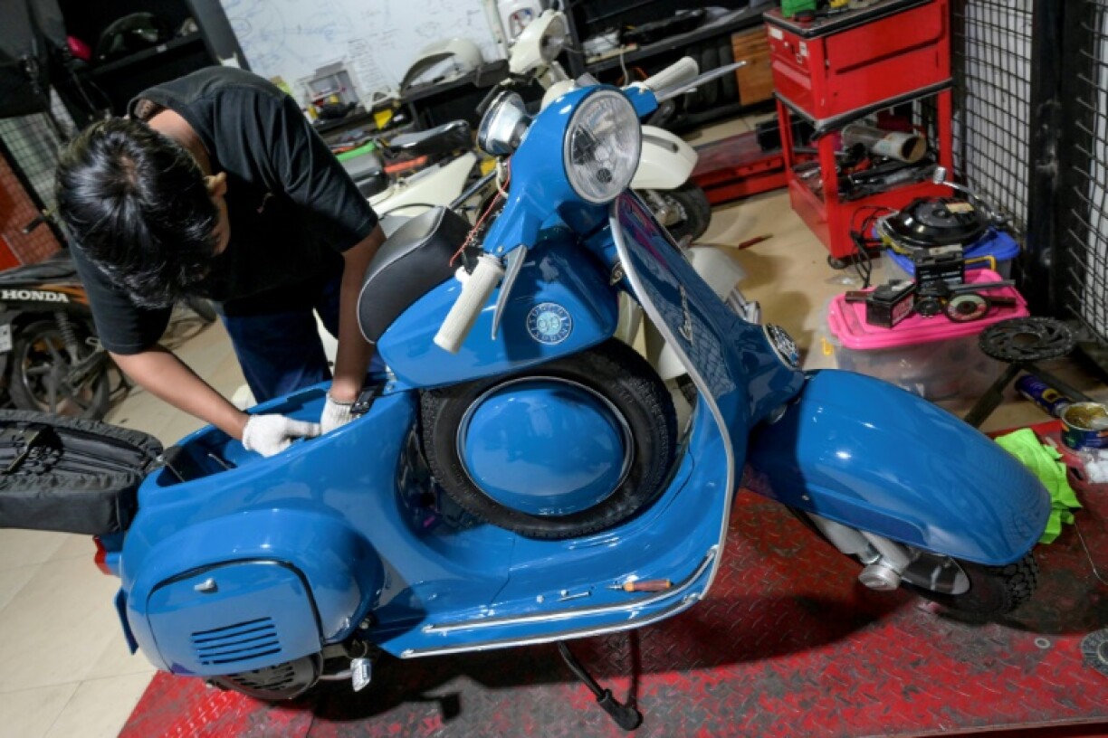 Once converted, a Vespa's fully charged electric battery can last 60-120 kilometres (37-74 miles), and up to 200 kilometres for an upgraded battery